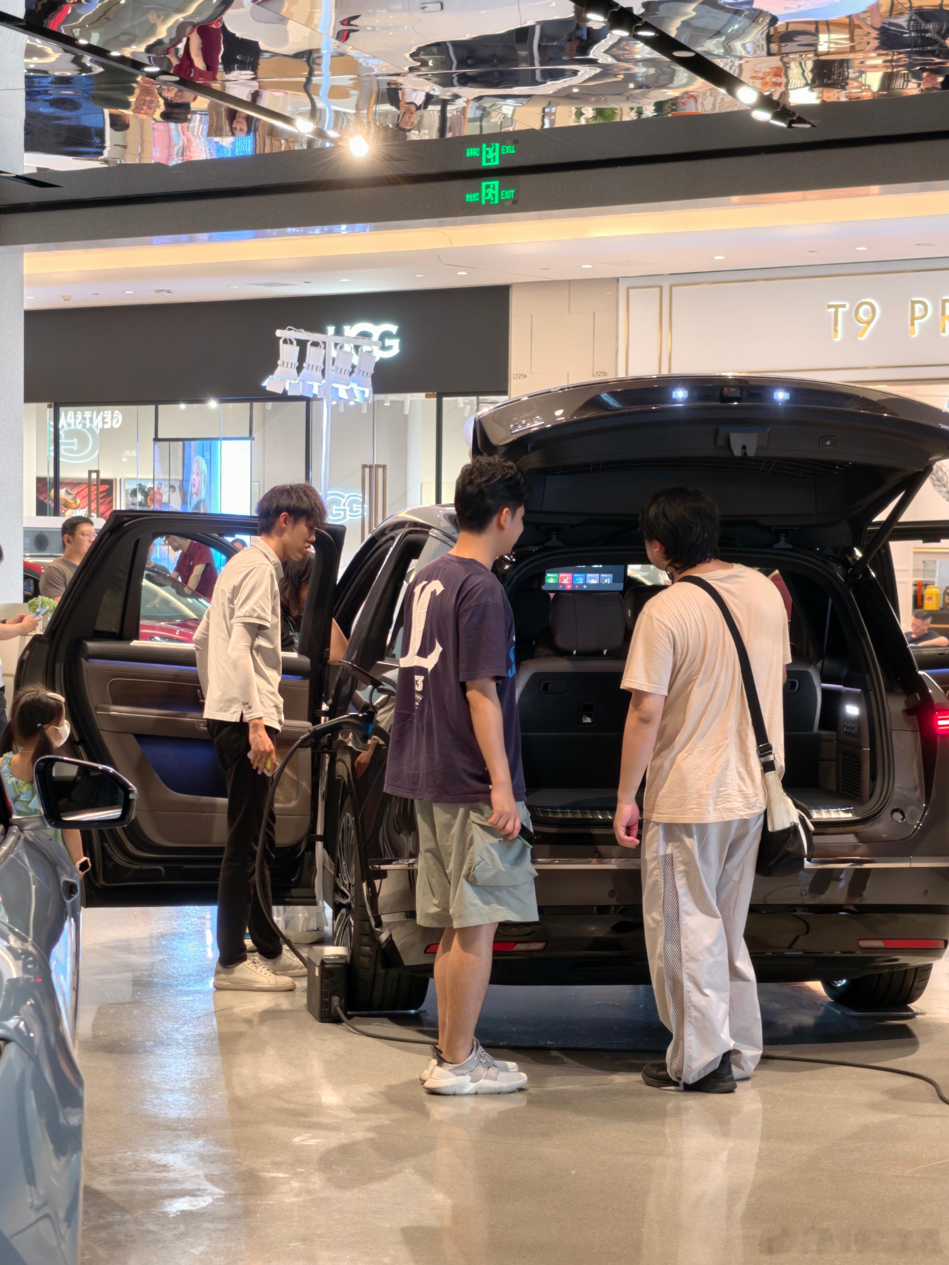 咳i8 和 ES8，你挑？蔚来[超话] ​​​