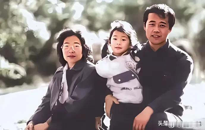 这是王石两个家庭两张照片的强烈对比，不禁让人感慨万千。
与前妻和女儿的合照很真实