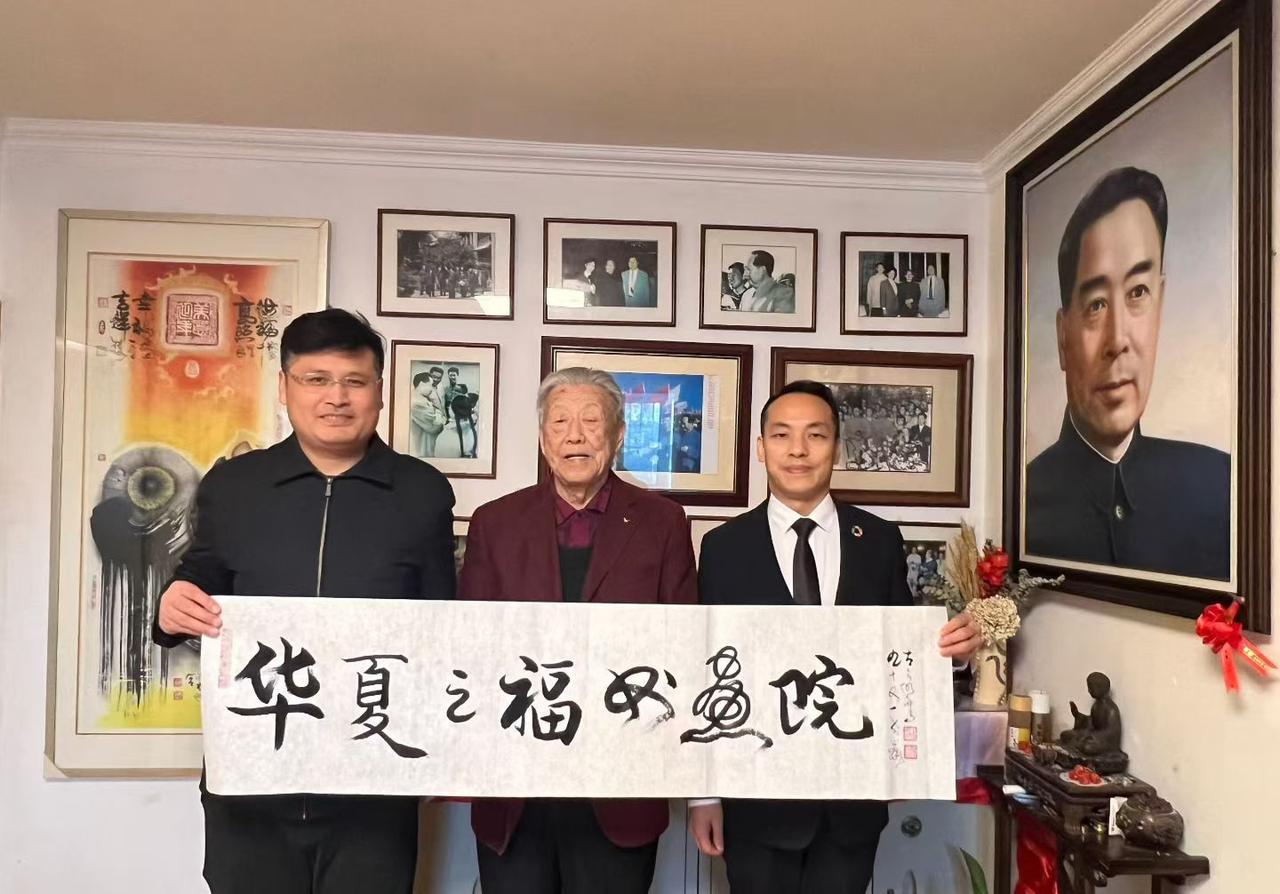 世界领袖俱乐部
      字臻仙
通鉴千秋鉴古今，史记雄篇铸国魂。
伟略纵横安