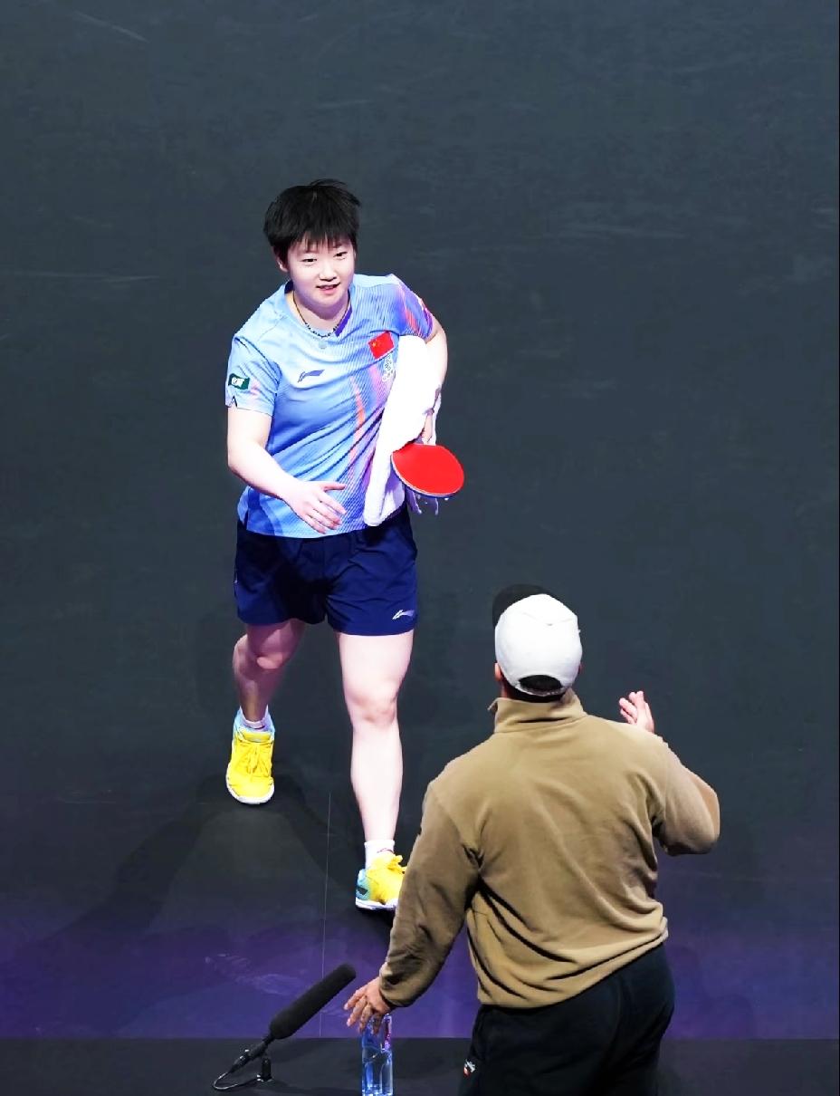 说实话，
莎莎穿这件紫色球服最好看。
给人一种阳光明媚的感觉，
就连跟别人握手眼