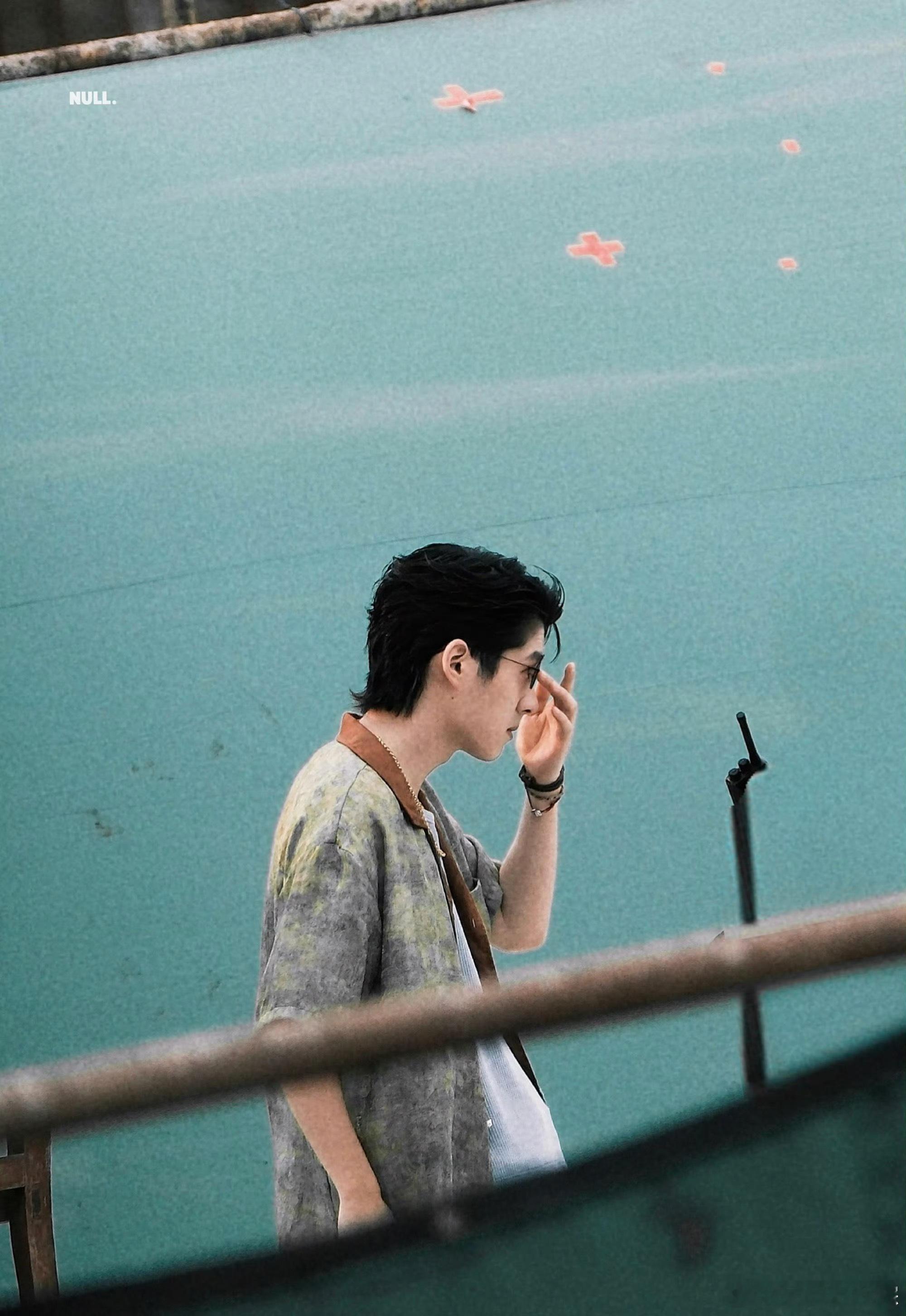 刘昊然《海岛舒服日志》全新背头造型路透，好帅哦！ ​​​