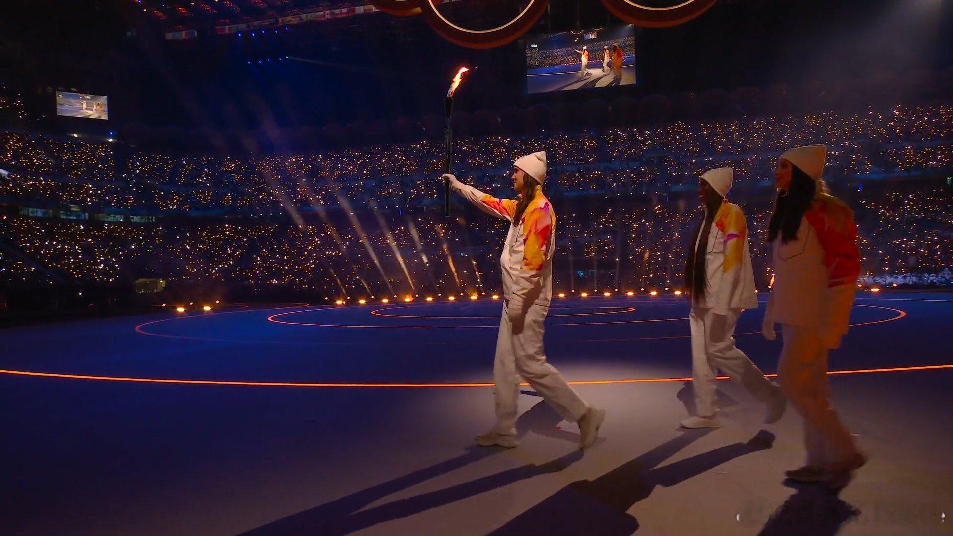 2026年米兰科尔蒂纳冬奥会 🔥 在开幕式上，奥运火炬由宝拉·埃格努、卡洛塔·