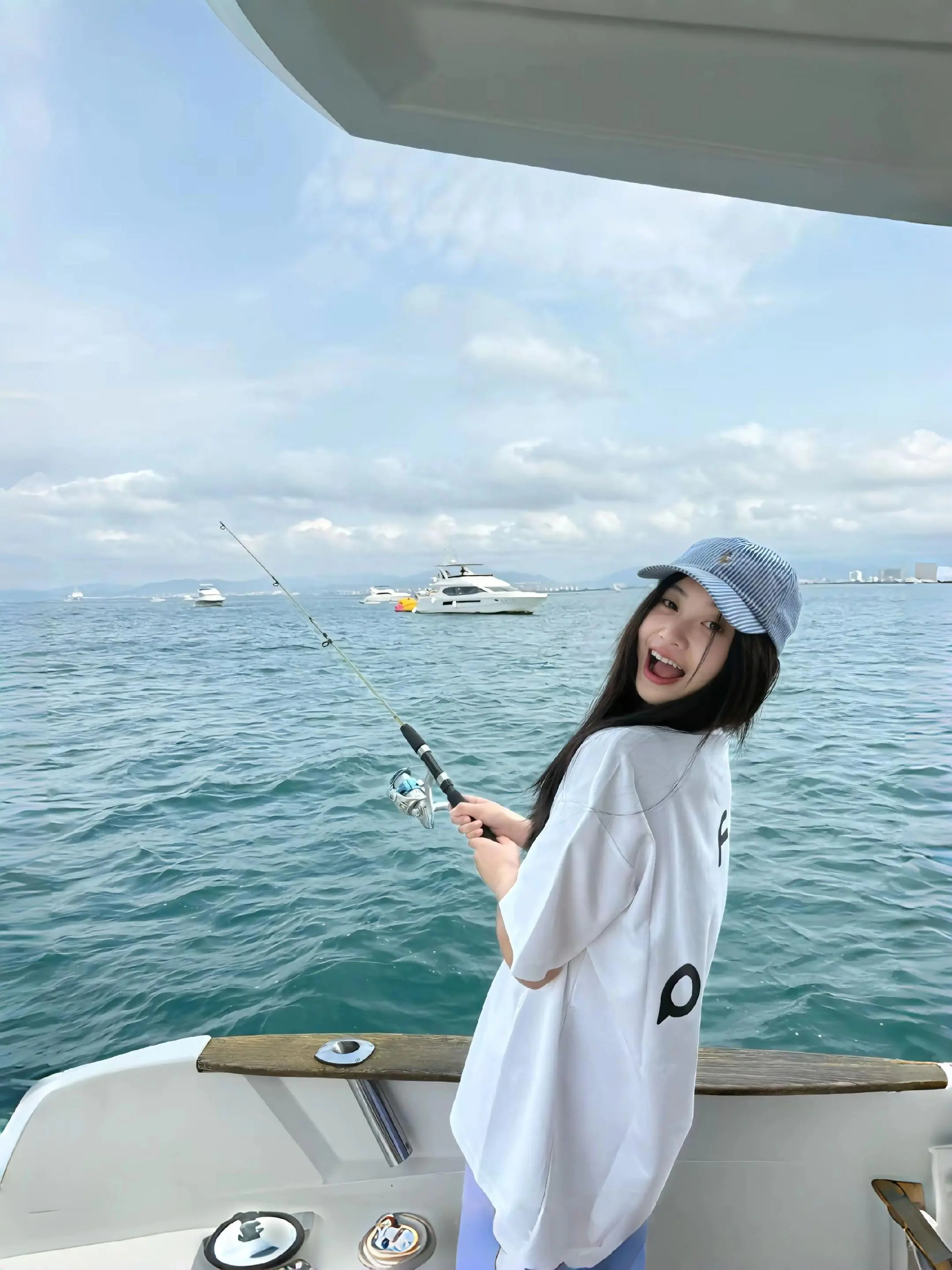 今天喷的是六神花露水 非常符合我农村养鸡哥的气质 自由狂野 不羁.