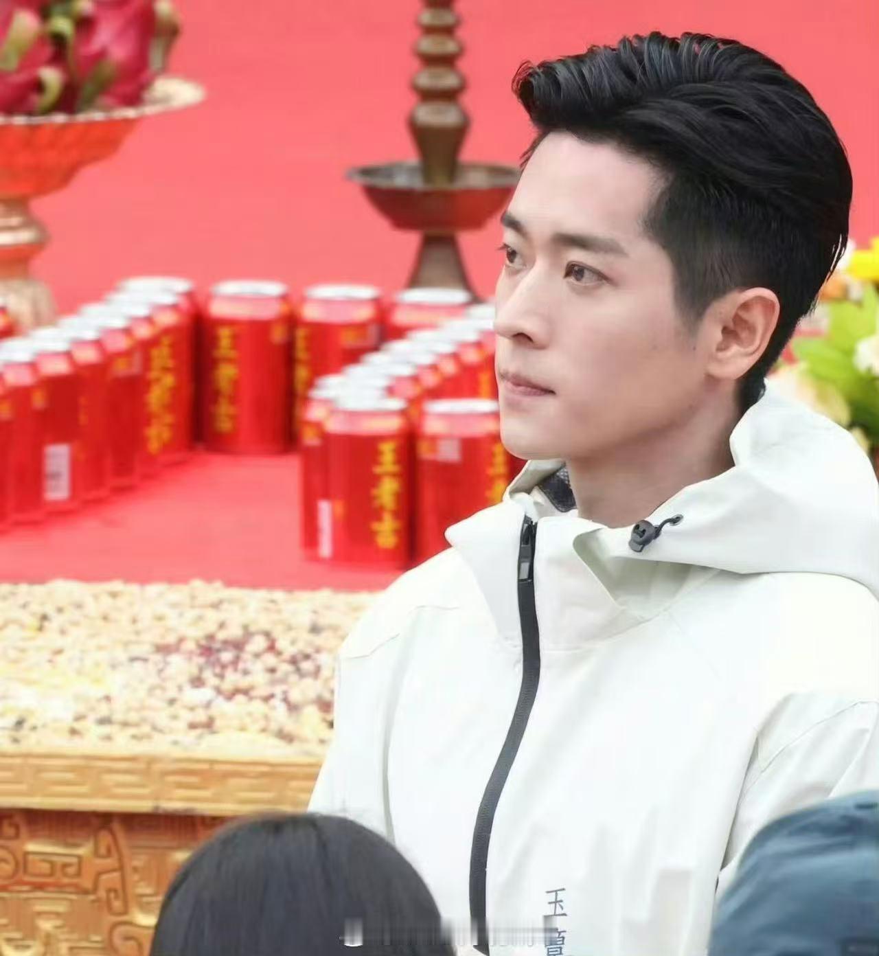 丞磊徐若晗玉簟秋开机生图丞磊徐若晗开机生图丞磊徐若晗开机生图，开机大吉，[流鼻血