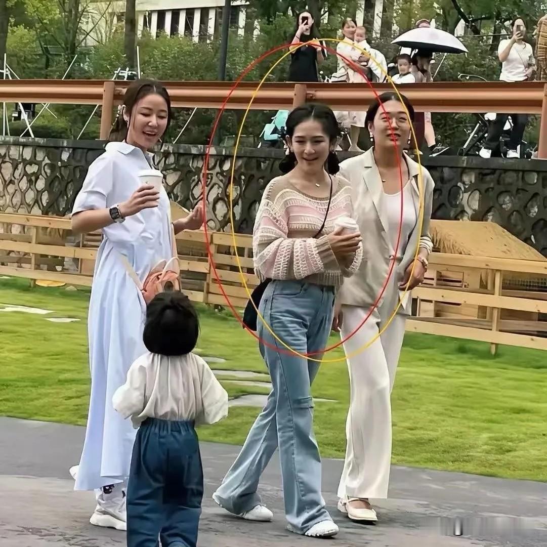 台上喧闹台下内敛，谢娜的反差很少有人看懂
 
聚光灯下活泼喧闹的主持人，褪去舞台