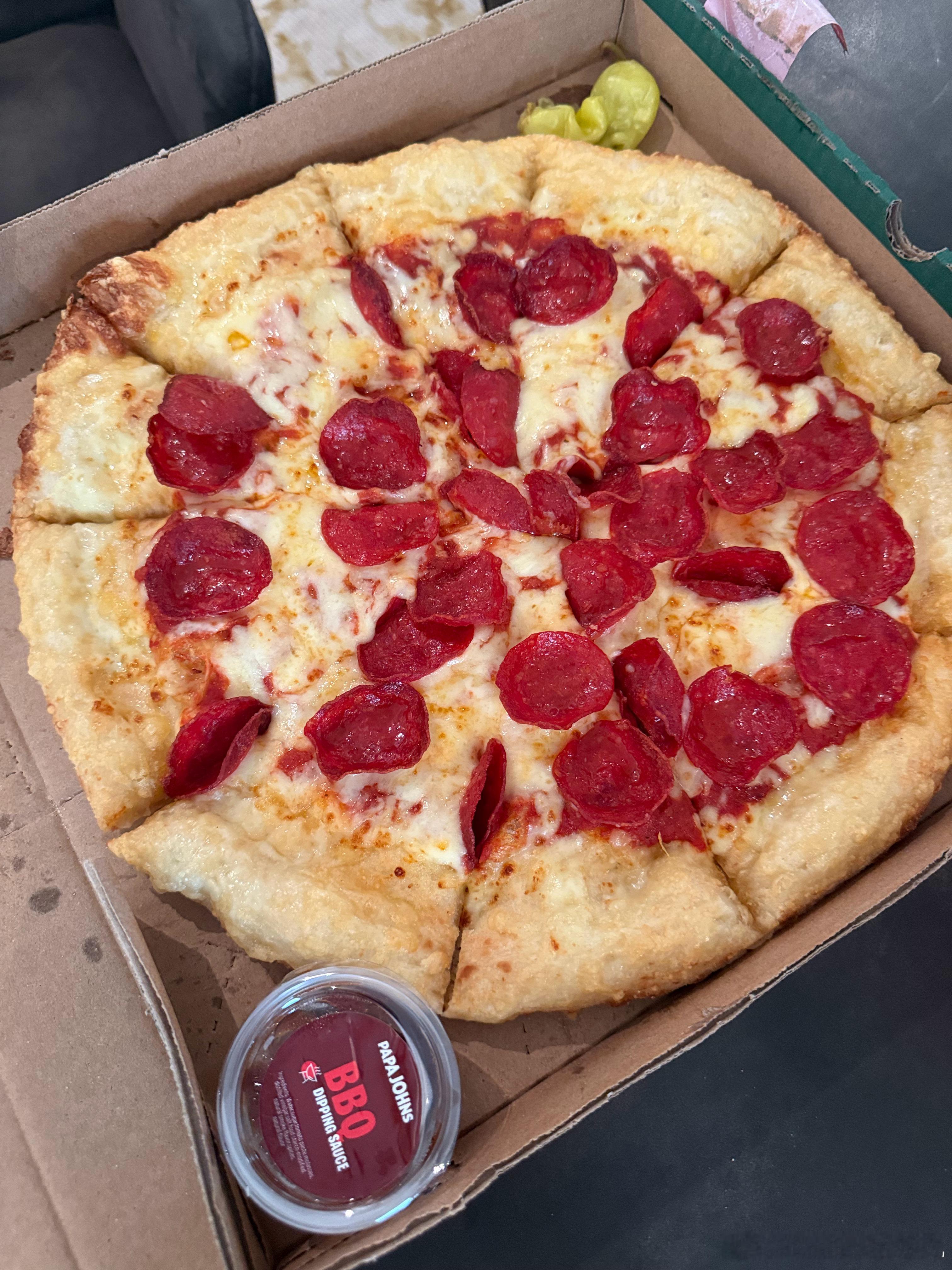 保姆变着花样做了一桌饭菜，结果俩娃只想吃pizza。于是，一人点了一份Papa 