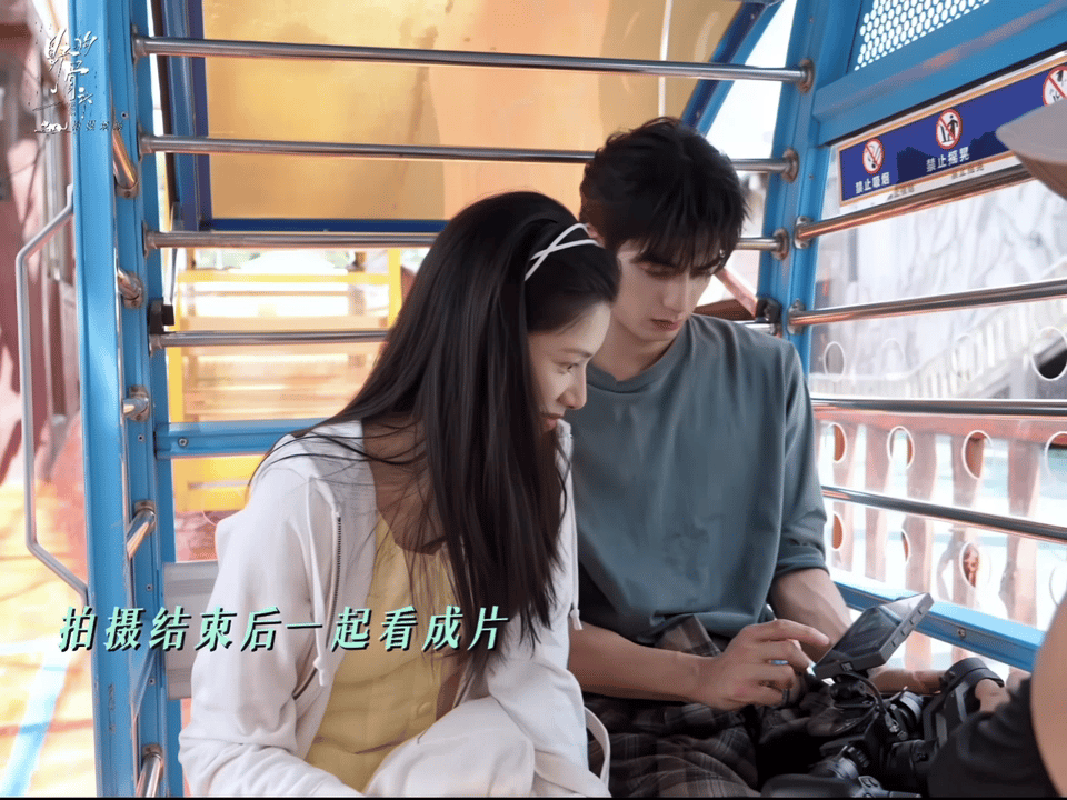 宋威龙张婧仪摩天轮互拍野狗骨头狭小摩天轮装满双向心动，两人亲手为对方拍摄吃醋名场