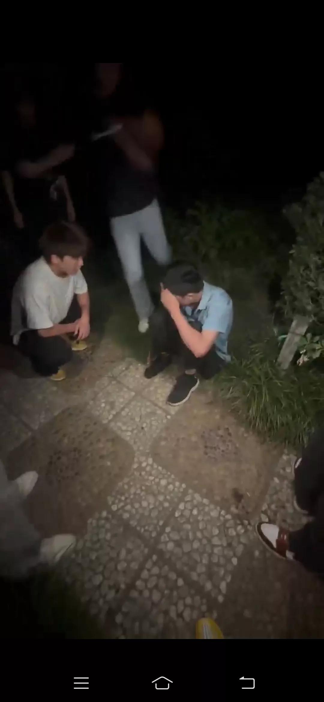 这些社会青年是不是太猖狂了，在网上看到几段视频，郑州市人民公园，这些社会青年每晚