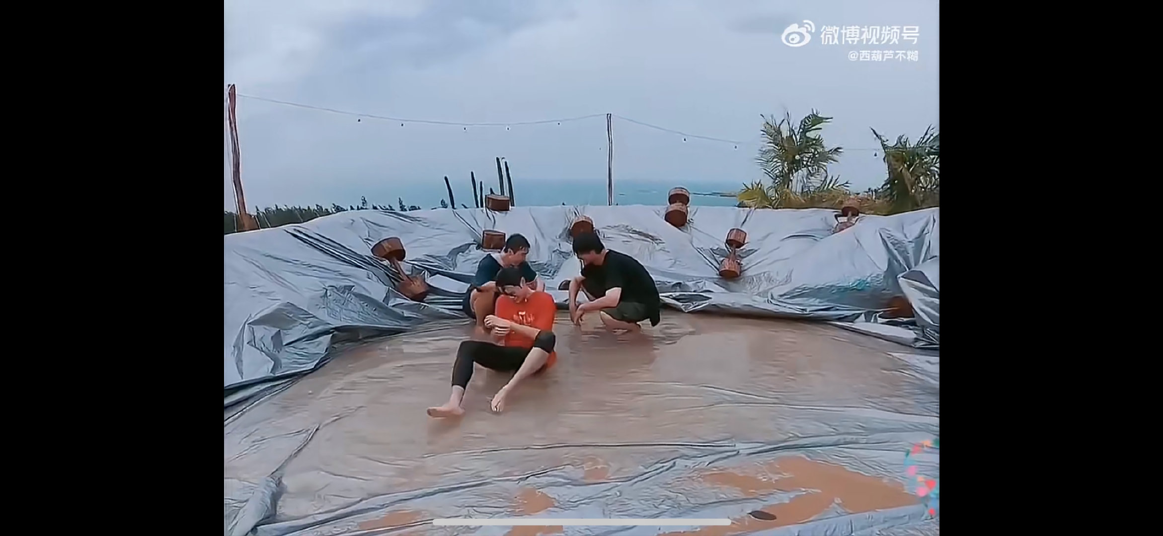 王传君的孩子呢亲爱的客栈 王传君：我是来带孩子的。王鹤棣：爸我在这！ 