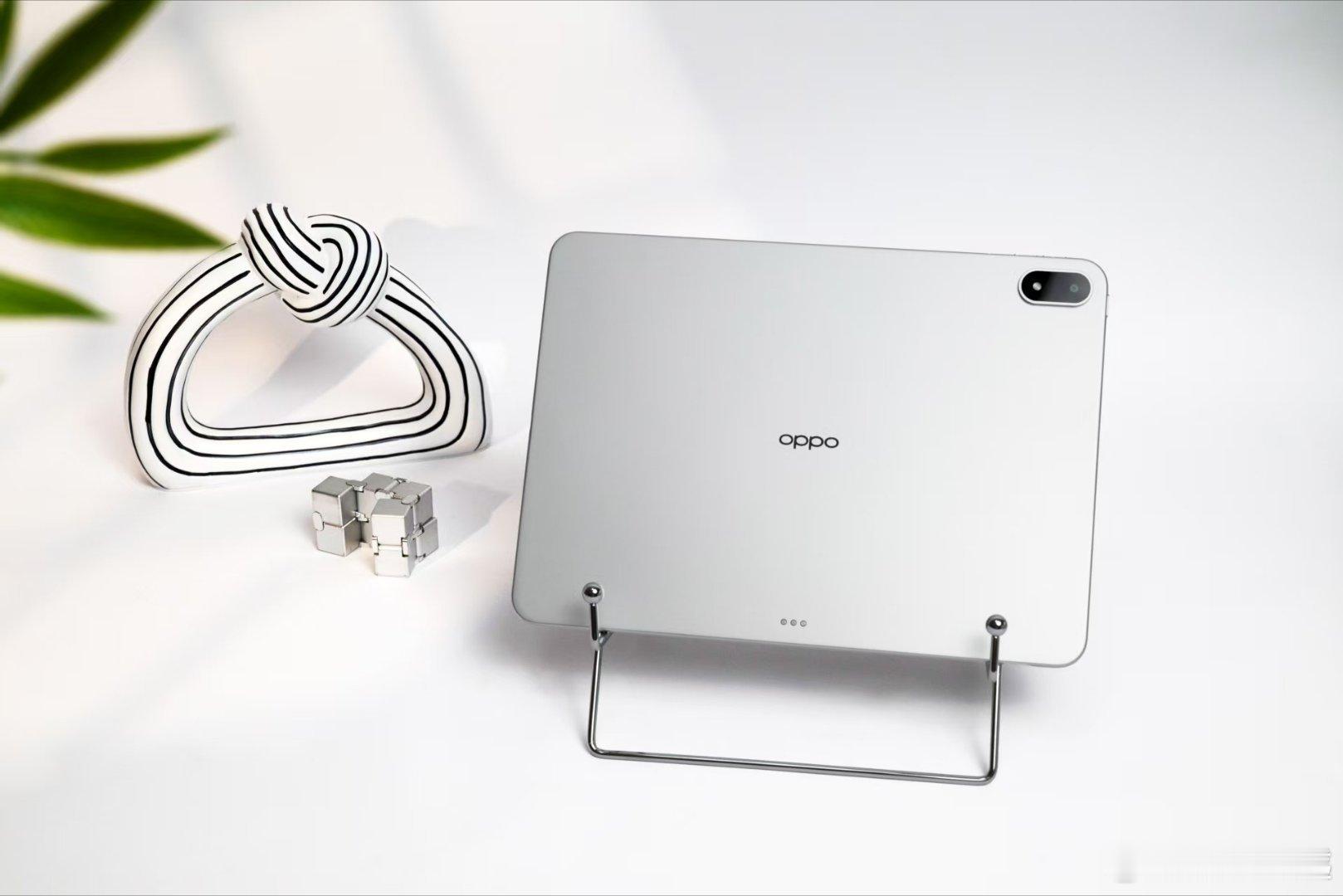 再来感受一波OPPO Pad 5的高颜值，轻薄时尚，方便携带，搭载机圈德芙Col