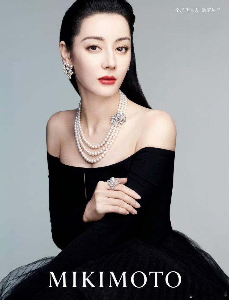#迪丽热巴黑色丝绒吊带裙# 迪丽热巴身穿黑色丝绒吊带裙，展现了高贵而优雅的女神气