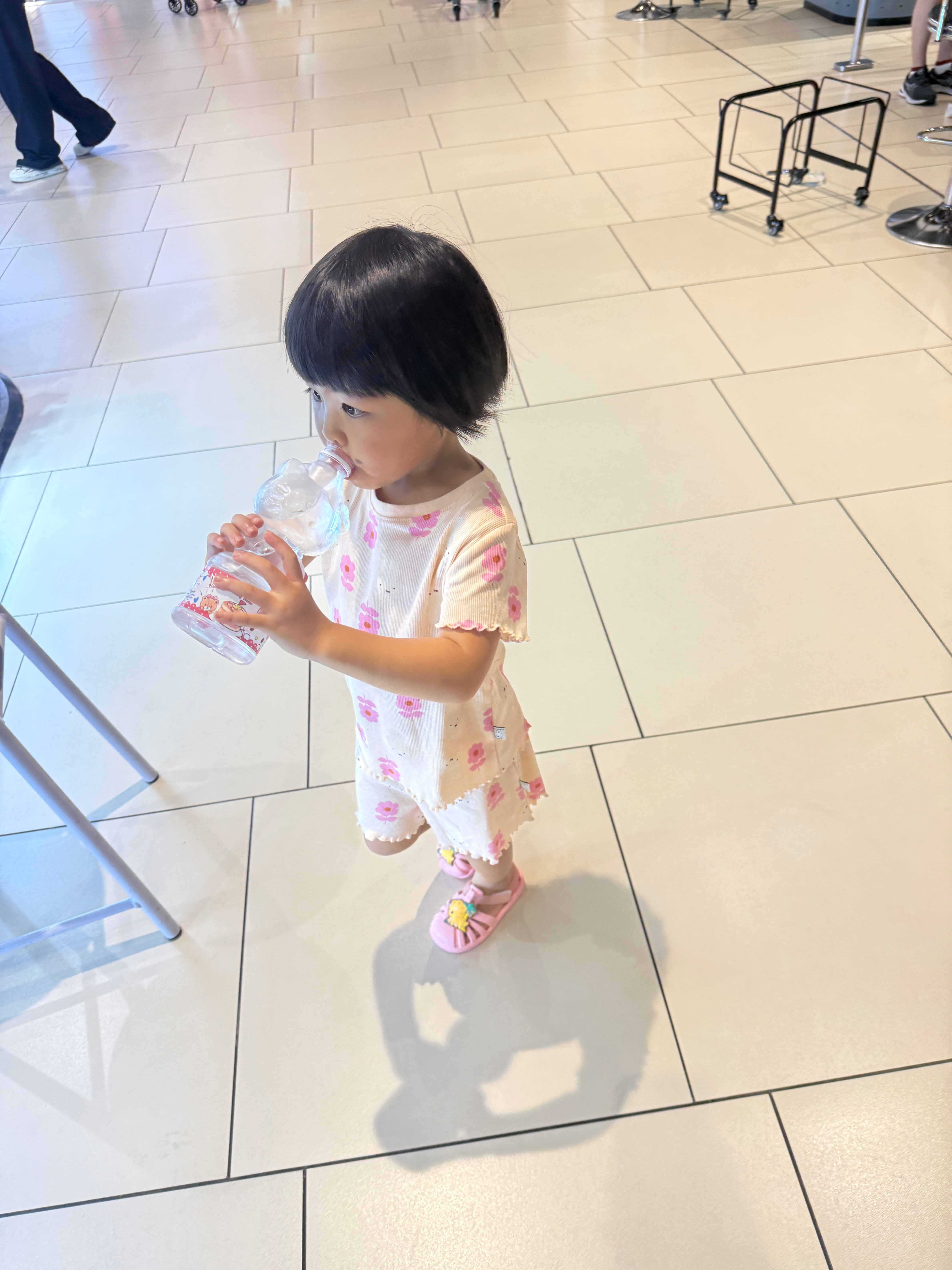 前一秒心中冷笑谁会买9块钱一瓶的莫名矿泉水后一秒原来是因为拒绝给孩子买奶油蛋糕心