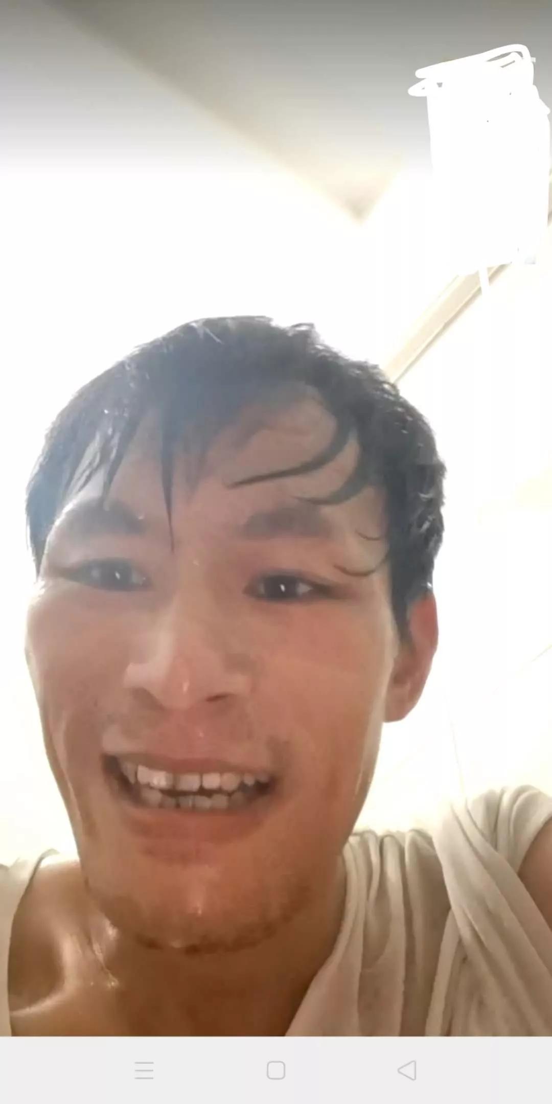 #媒体人周刊#这个男人一天做三份工作 ，依旧没有改善生活 ！还欠了15万的外债 