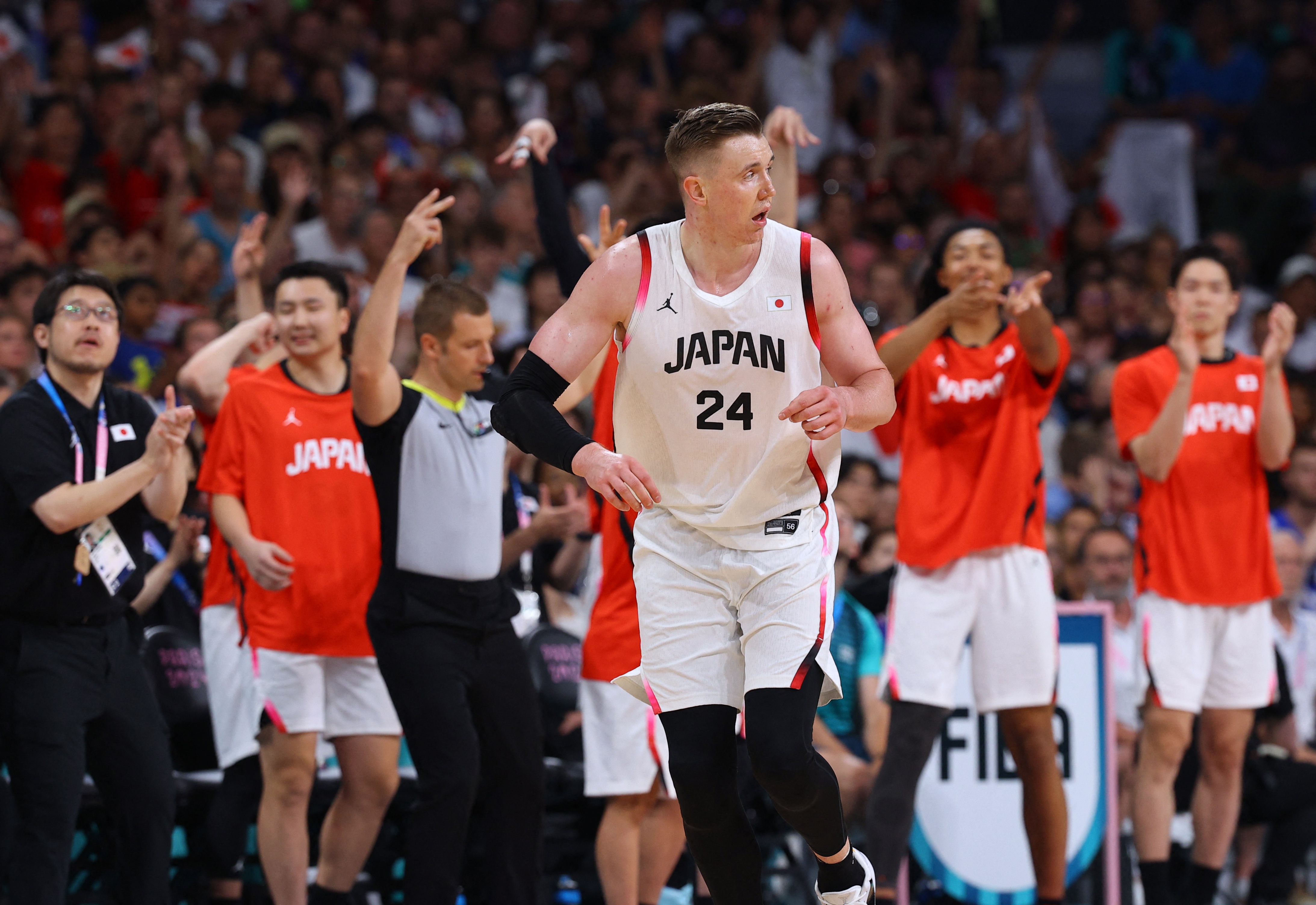 媒体人：日本男篮最大的隐患依旧在内线 对霍金森和渡边极其依赖