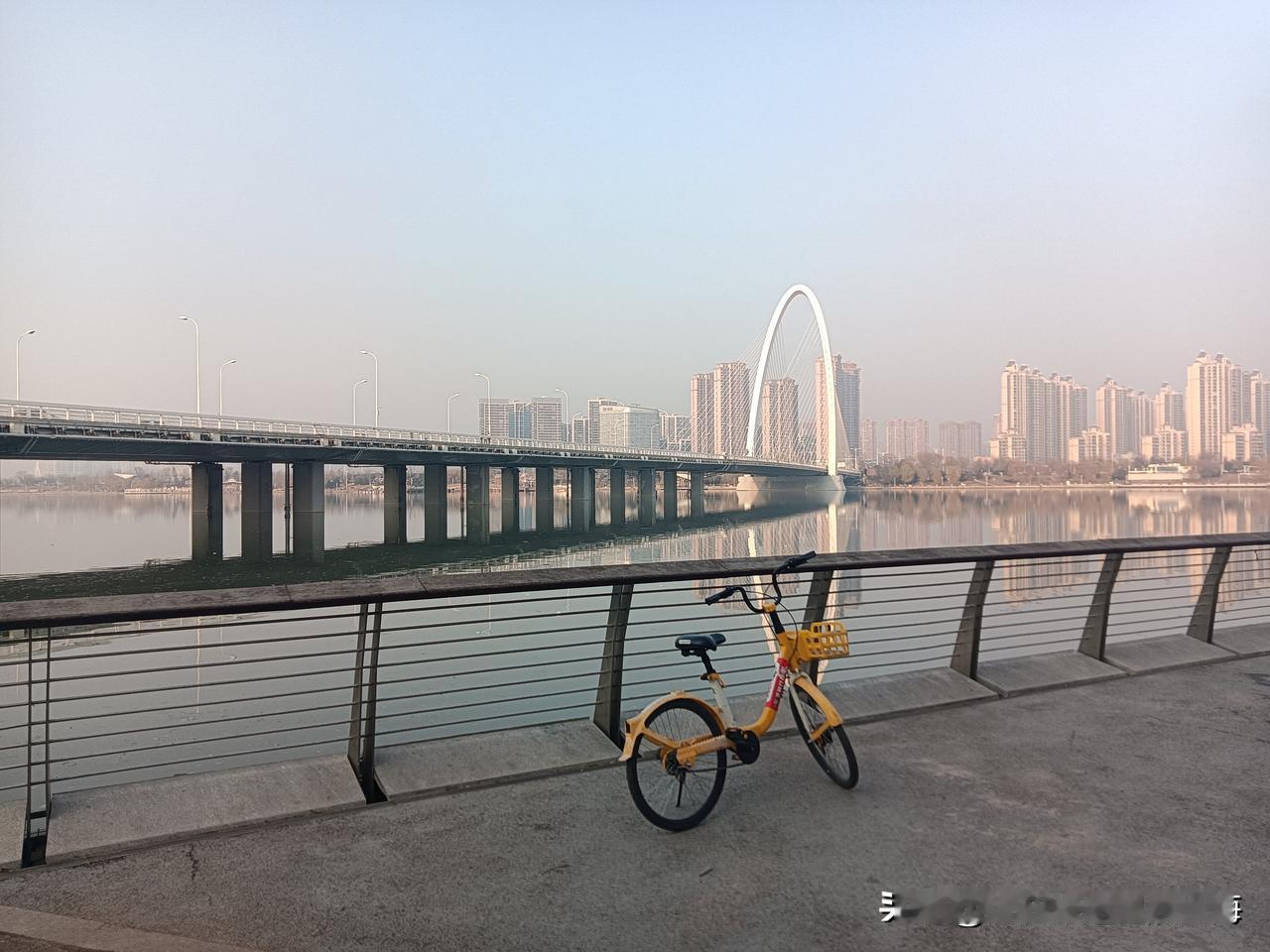 今天逛浐灞，虽然说“名义”上还是晴天，但严重的雾霾不仅干忧视野而且还特别呛嗓子眼