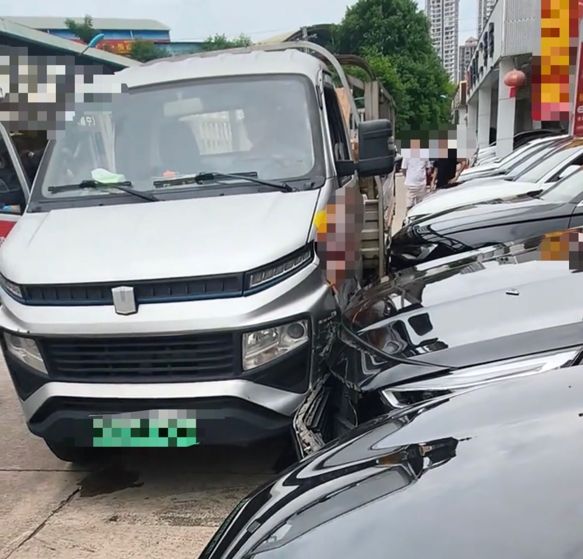【南宁某车行绿牌小货车撞坏2辆小车】7月14日，南宁某二手车车行里一辆绿牌（新能