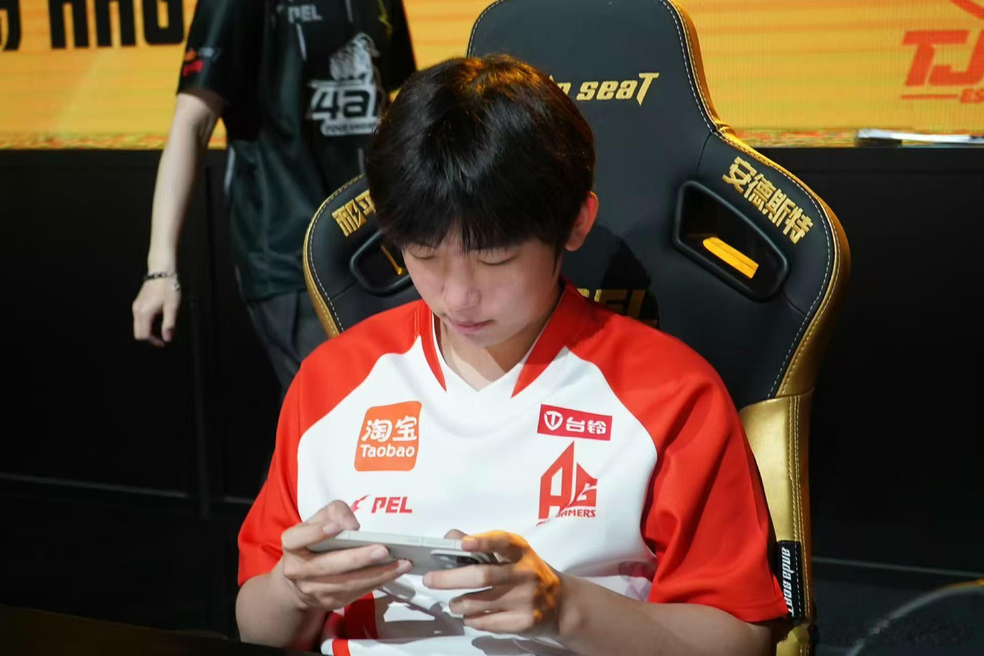 AG仙崽联赛800淘汰AG18淘汰吃鸡 双喜临门！全队狂揽18淘汰成功吃鸡，仙崽