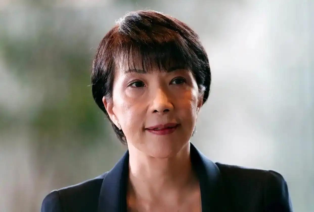 高市早苗在竞选辩论会上小心翼翼地说不能搞出外交问题时，台下掌声雷动。但当她走进靖