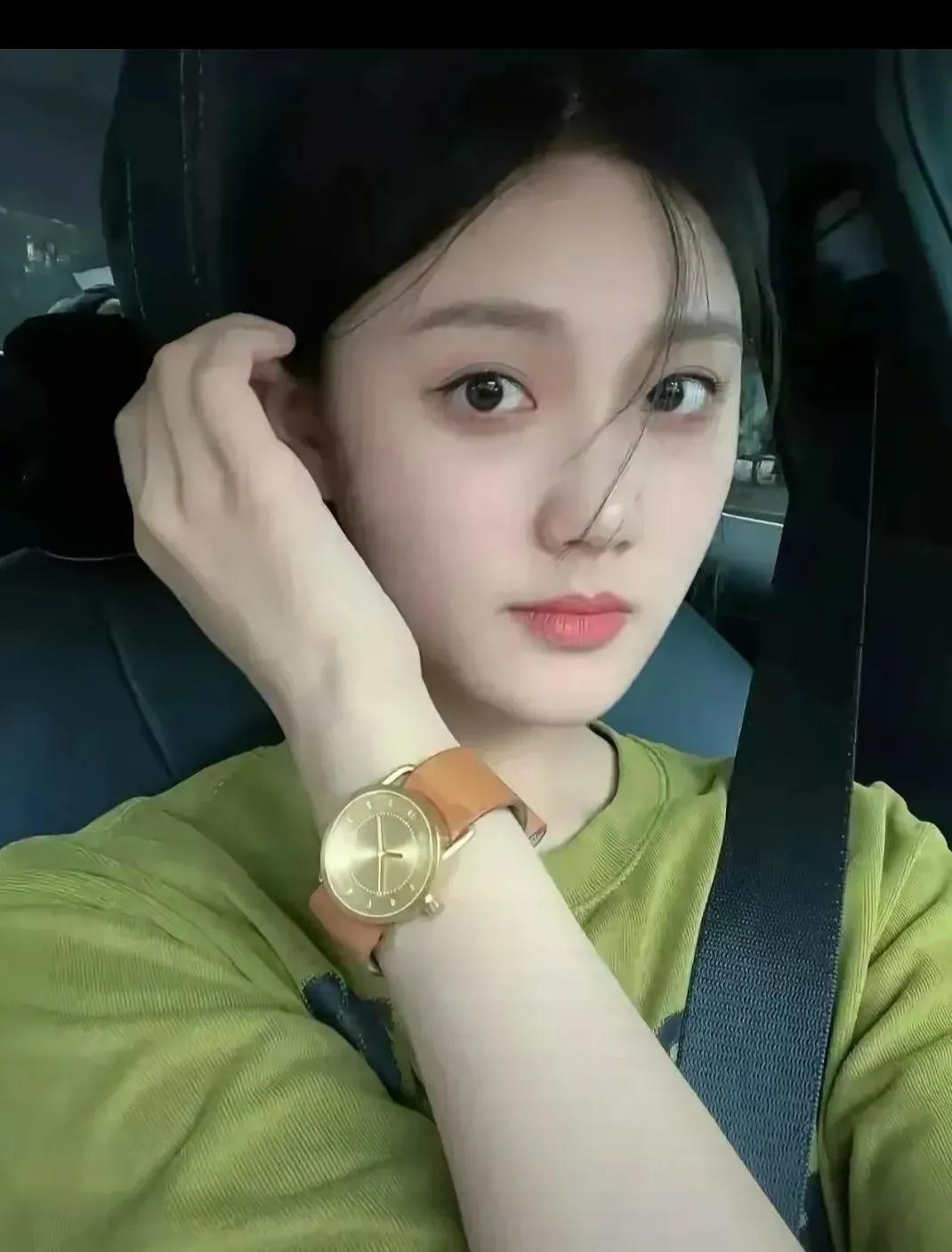 有一个美丽的女孩，名叫莉莉。她拥有一双清澈如湖泊的眼睛，笑起来如阳光般灿烂。24