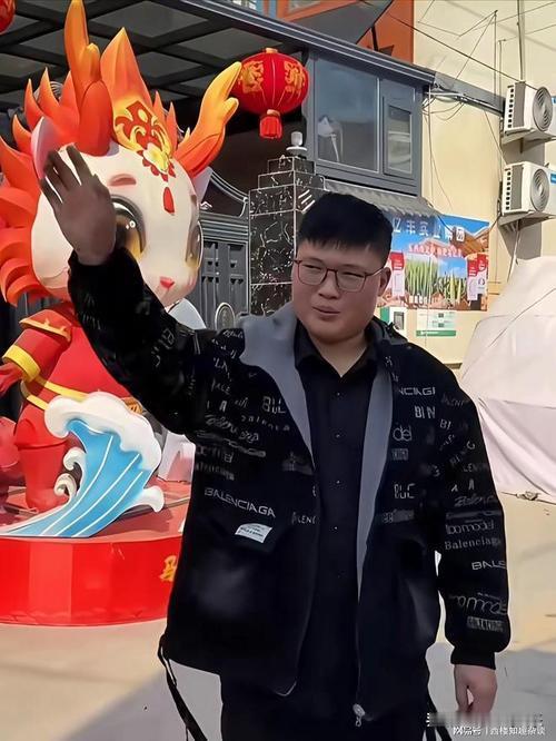 朱之文在采访中坦言，女儿朱雪梅如今陪着女婿在外跑快递，夫妻二人早出晚归派送快件，