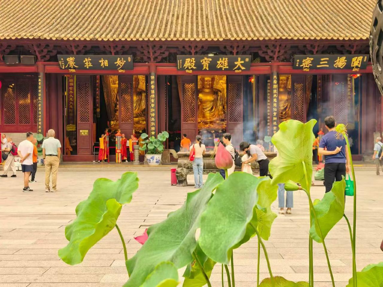 中元节是集祭祖、感恩、慈悲、祈福于一体的传统节日，体现了中国人对先人的深切怀念、