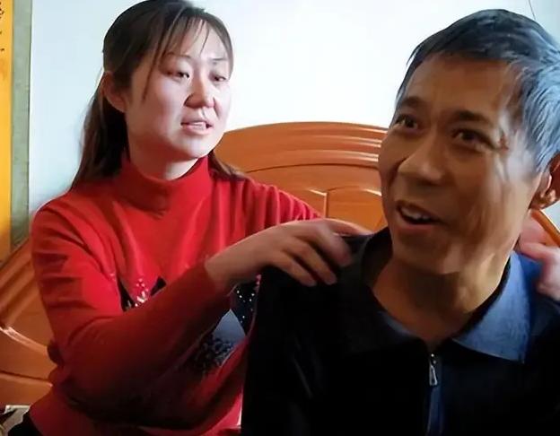 2007年，25岁的张建霞割肝69%救公爹，术后更是端茶倒水，省吃俭用照顾他，谁