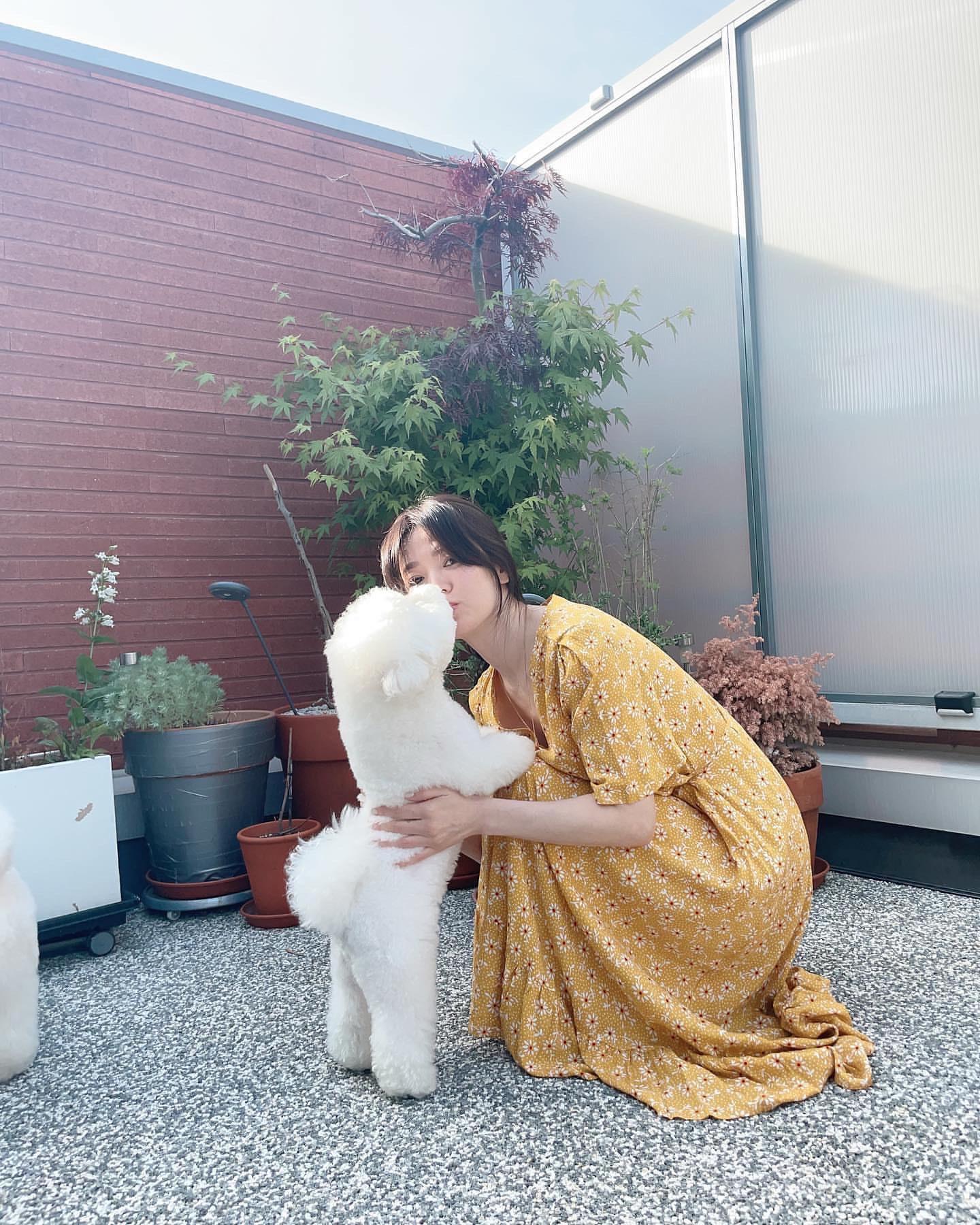 Cause I'm falling slowly love with you💞