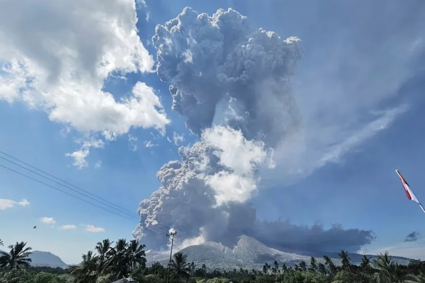 巴厘岛火山再次喷发，多次航班取消