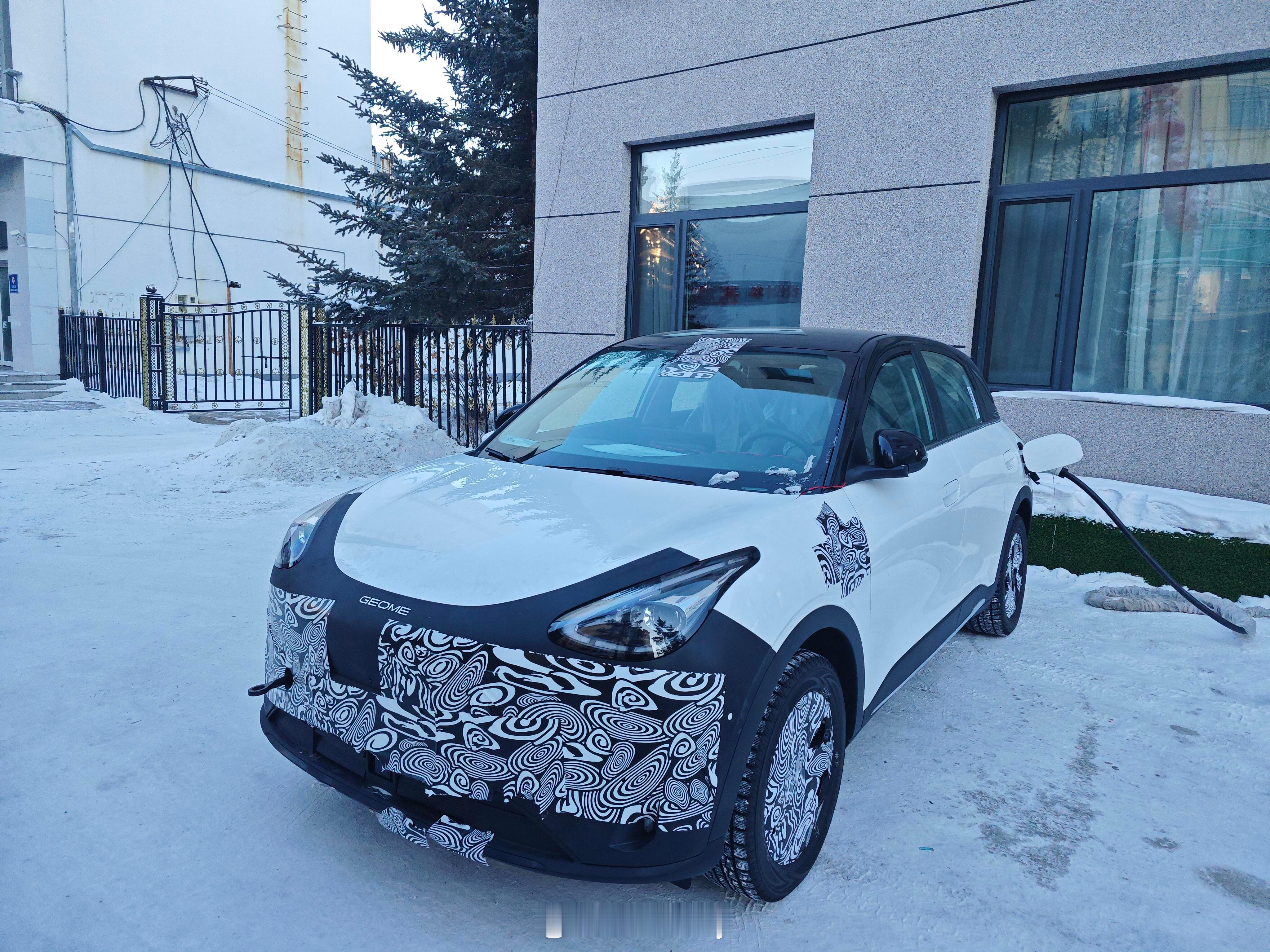 汽车媒体应该在冬天的时候派人常驻漠河，天天都能拍到一堆的伪装测试车谍照。新能源汽