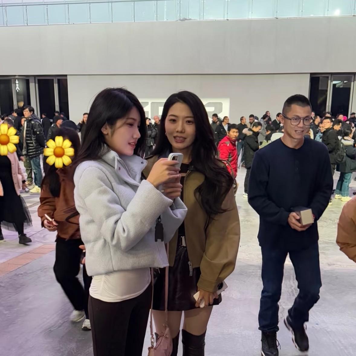 陈震全网被封，我不意外
让我意外的是
他这种脾气的人，娶的老婆，怎么这么的传统又