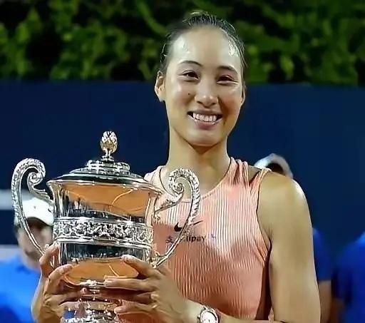 赚千万美金代言，郑钦文早把资本看透了
法拉盛17号球场的灯光下，郑钦文赢下赛点那