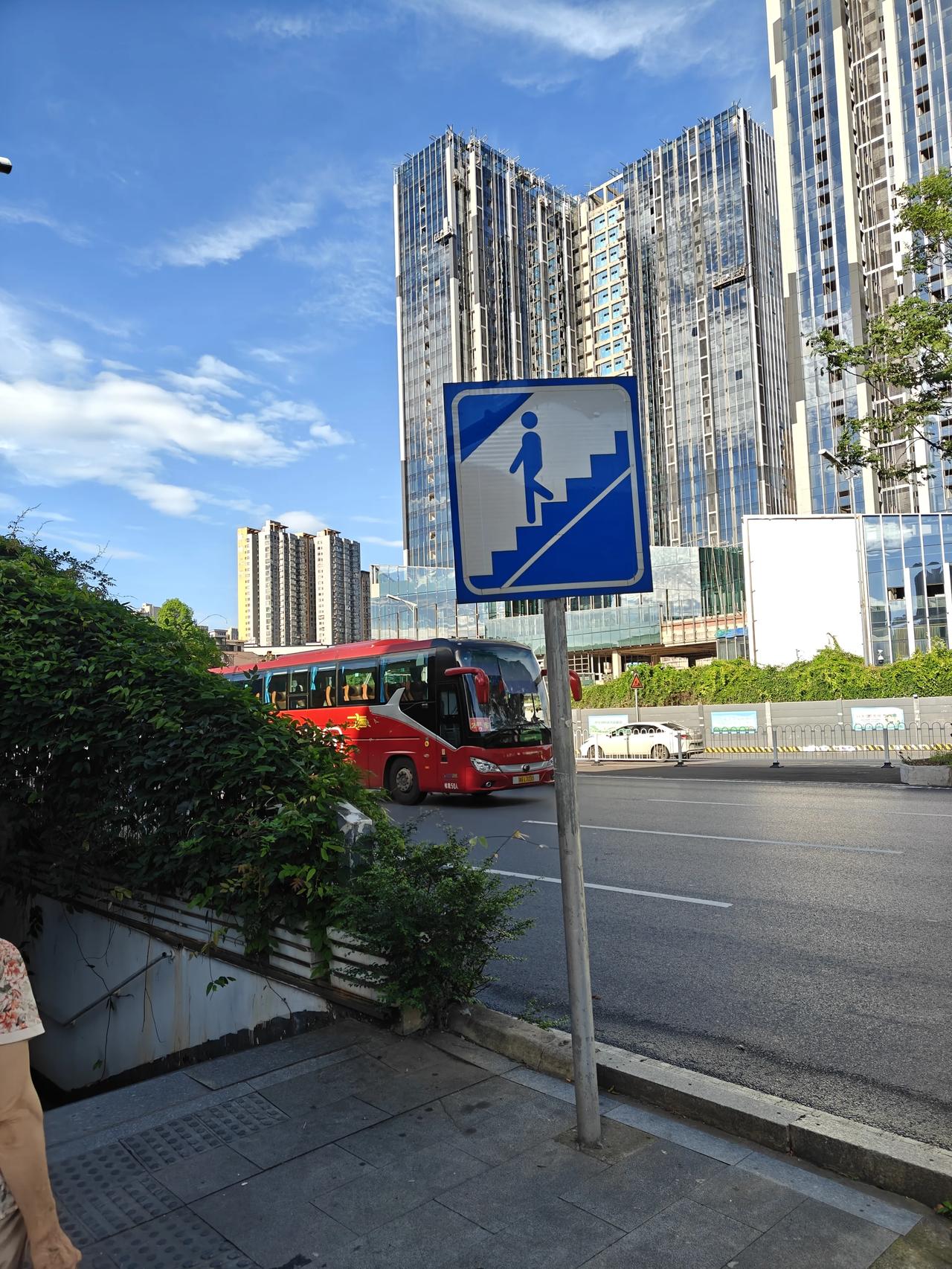 长沙的环境卫生向来良好，过街天桥和地道都有专人负责清扫。然而今天，在橘园路立交桥