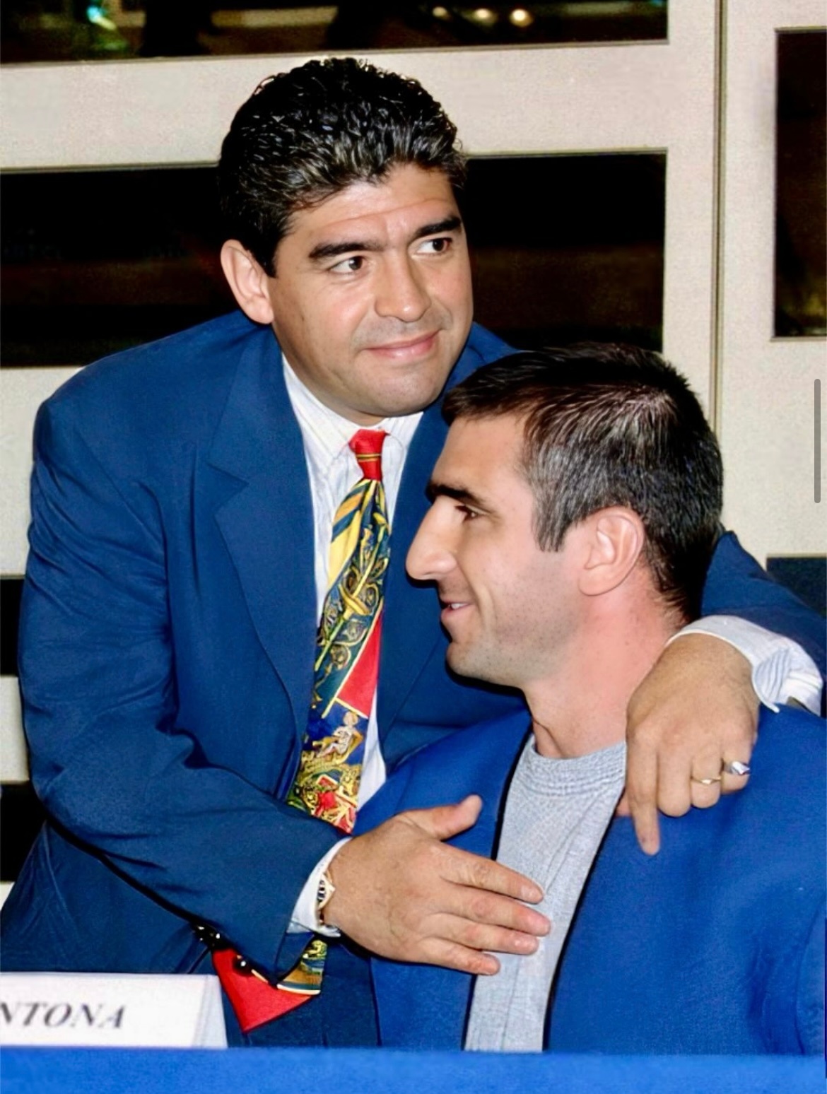 1995年9月，马拉多纳和坎通纳在巴黎出席国际职业球员协会的一次会议。