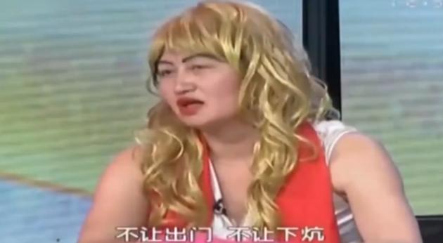 调解节目现场，坐在一侧的是一名50多岁的女子。她染着一头醒目的金发，妆容精致，说