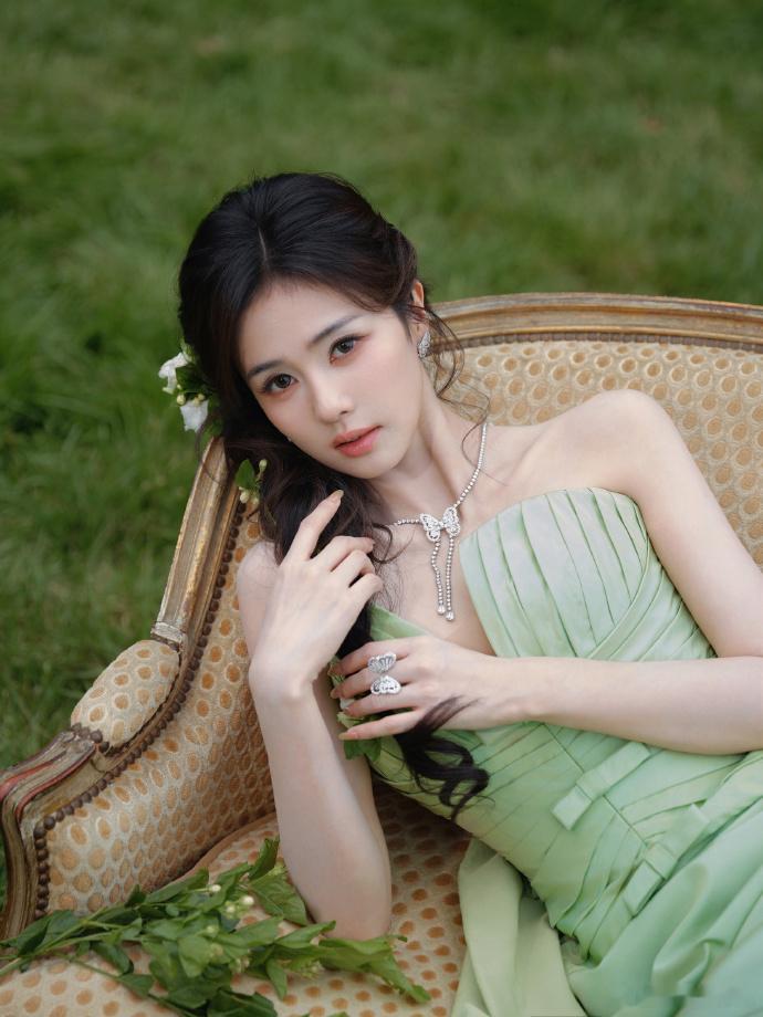 白鹿叶璃限定皮肤上线 谁被白鹿的叶璃造型美晕了！绿裙衬得她像林间仙子，眉眼间的温