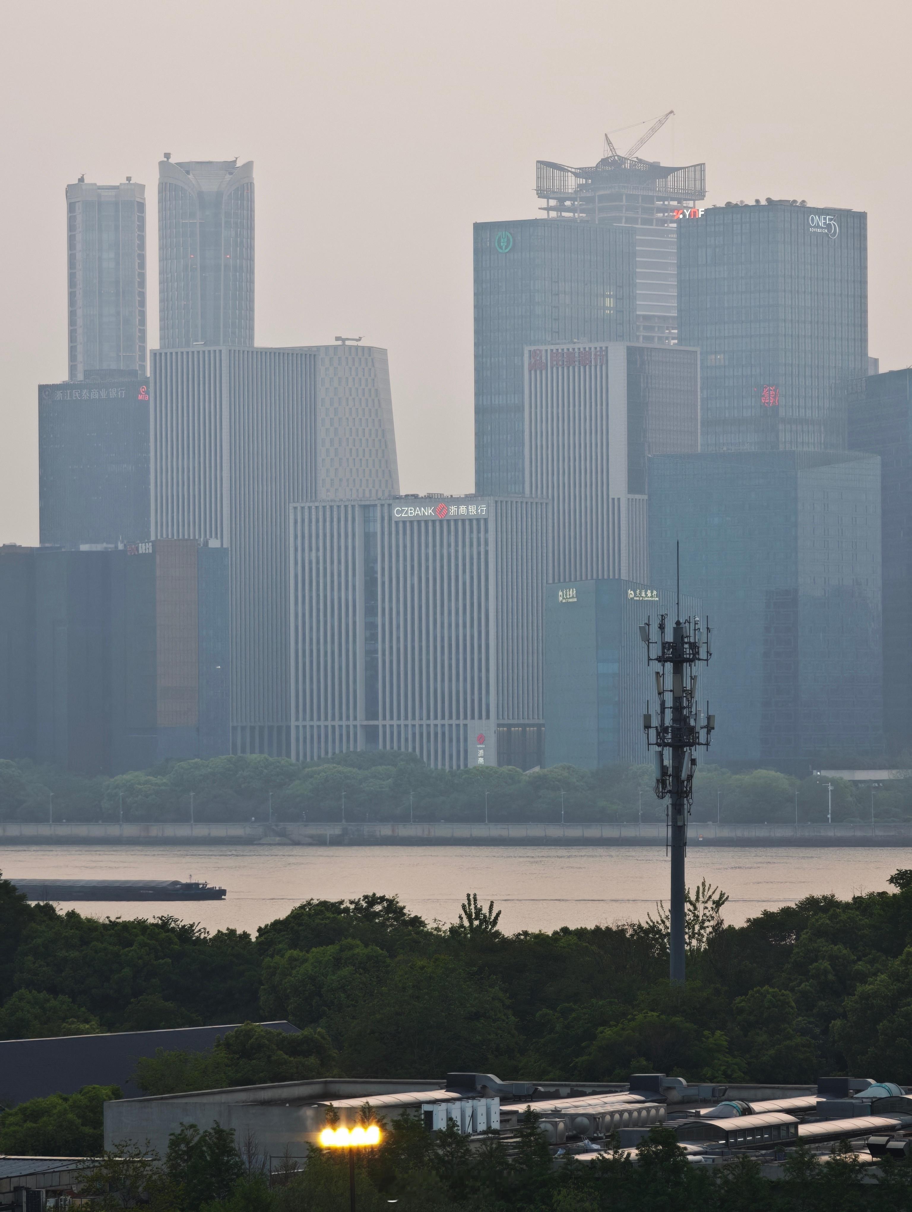 江对岸看绿发中心的高度。 