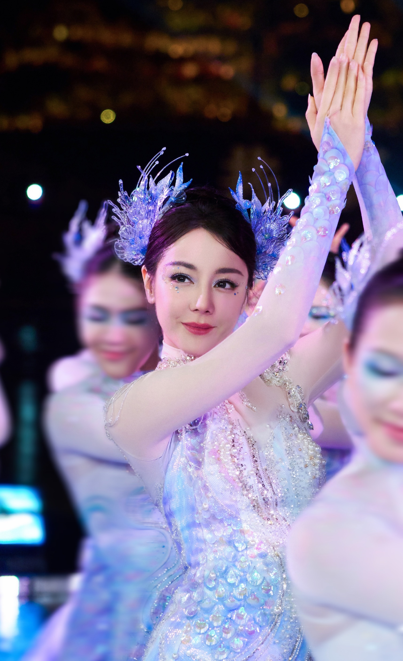 热巴这个妆还可以啊，直播看着挺美的，王亚飞化的，有啥好嘲的…谁给迪丽热巴化的妆