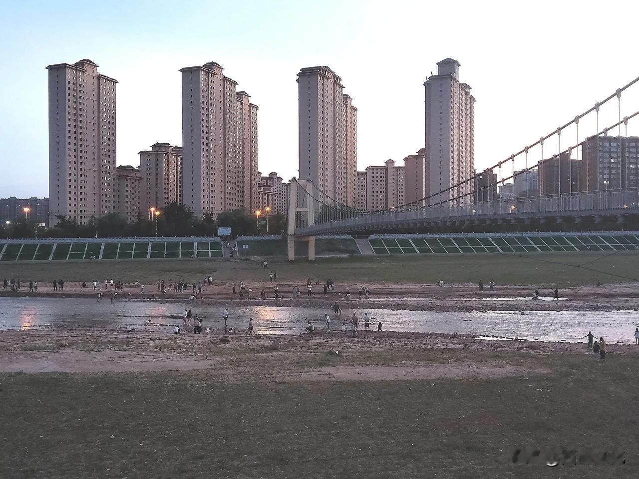 夏夜，渭河边纳凉的人们

炎热的伏天，一到傍晚，人们热得受不了，就来到吊桥上、渭