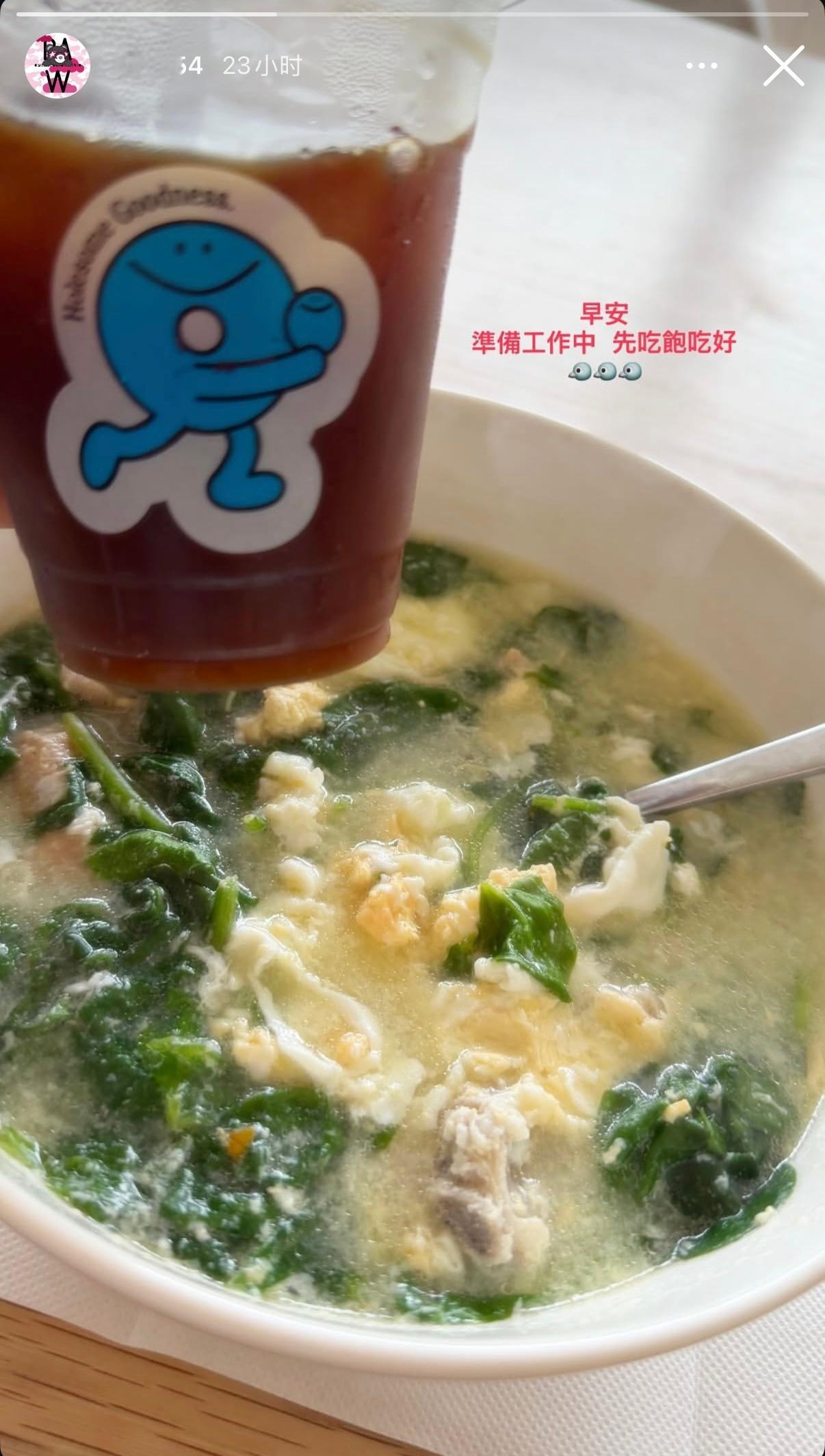 原来这几天周杰伦在忙新专辑的事，助理大妮开始工作了！ 周杰伦说今晚0点准备