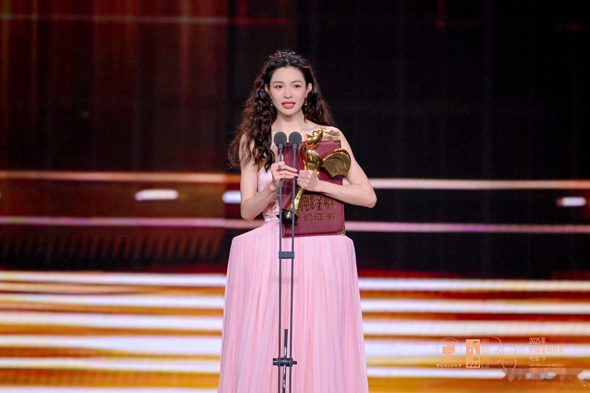 刚在金鸡奖舞台上收获认可，钟楚曦就官宣了新角色，成为《明日乐园》的林三酒实在是惊