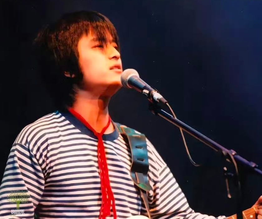 摇滚歌手何勇去世 姑娘姑娘你漂亮漂亮警察警察你拿着手枪你说要汽车你说要洋房我不能