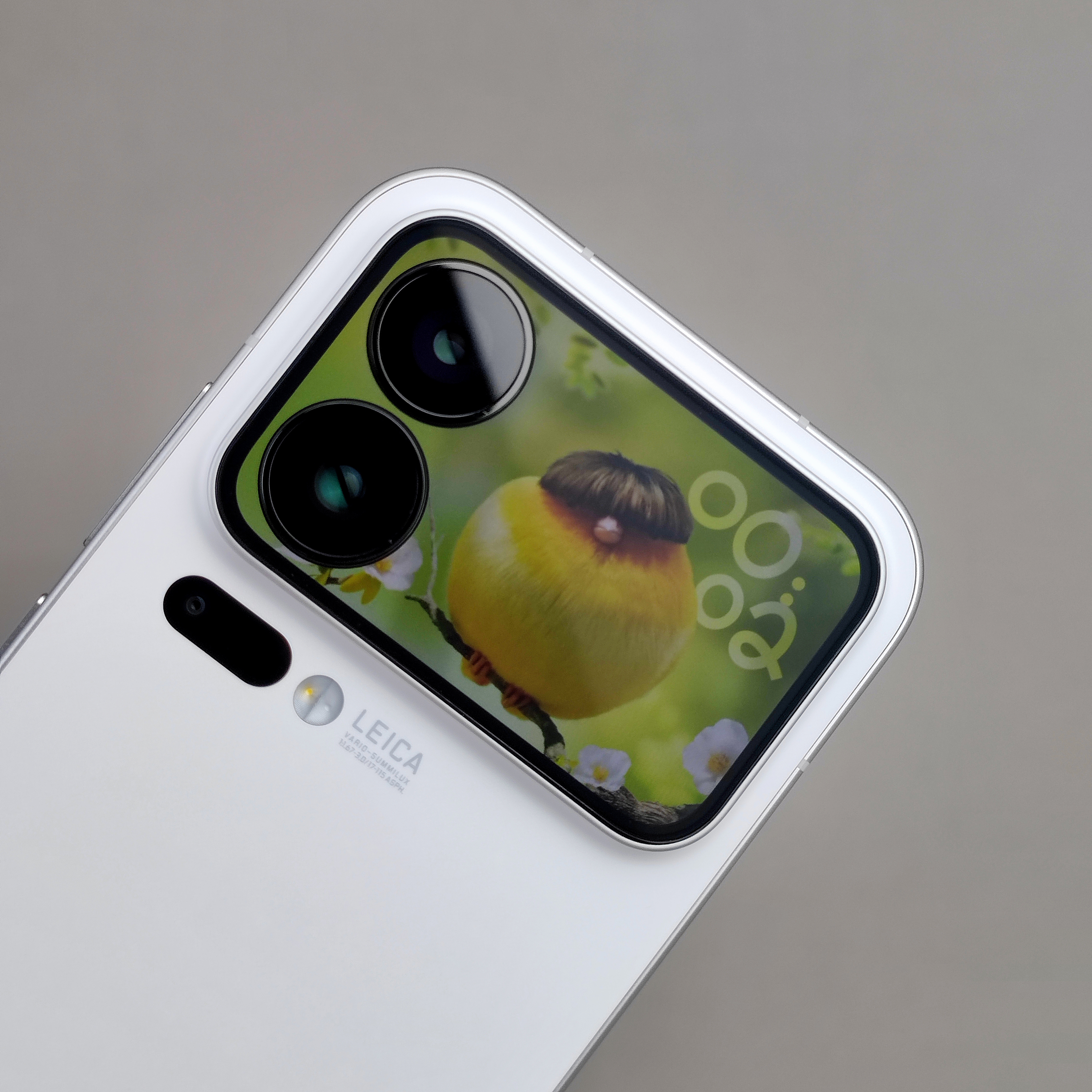 小米 17Pro 系列这块背屏，下一代应该也会延续的吧算是一大设计亮点了，辨识度