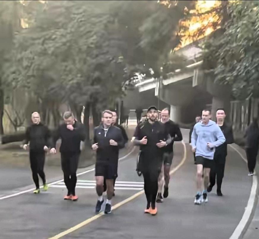 我们羡慕的不是法国总统马克龙的地位，和他夫人之间的感情！
我们羡慕的是马克龙的自