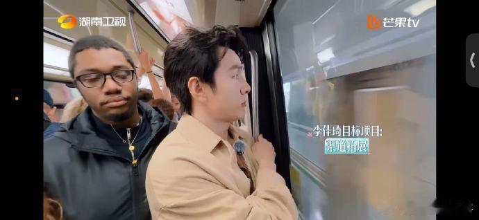 李佳琦[超话]李佳琦思考如何拓宽销售渠道 李佳琦第三阶段深布局！专注拓宽国货销售