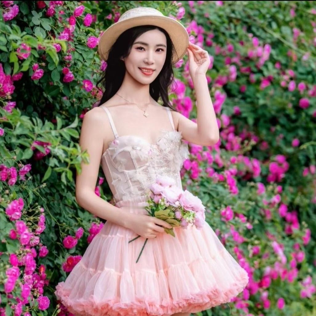 妩媚蔷薇花
看图写话：
蔷薇绽放净无尘
独守庭阶吐缤纷
轻散幽香姿妩媚
引来娉婷