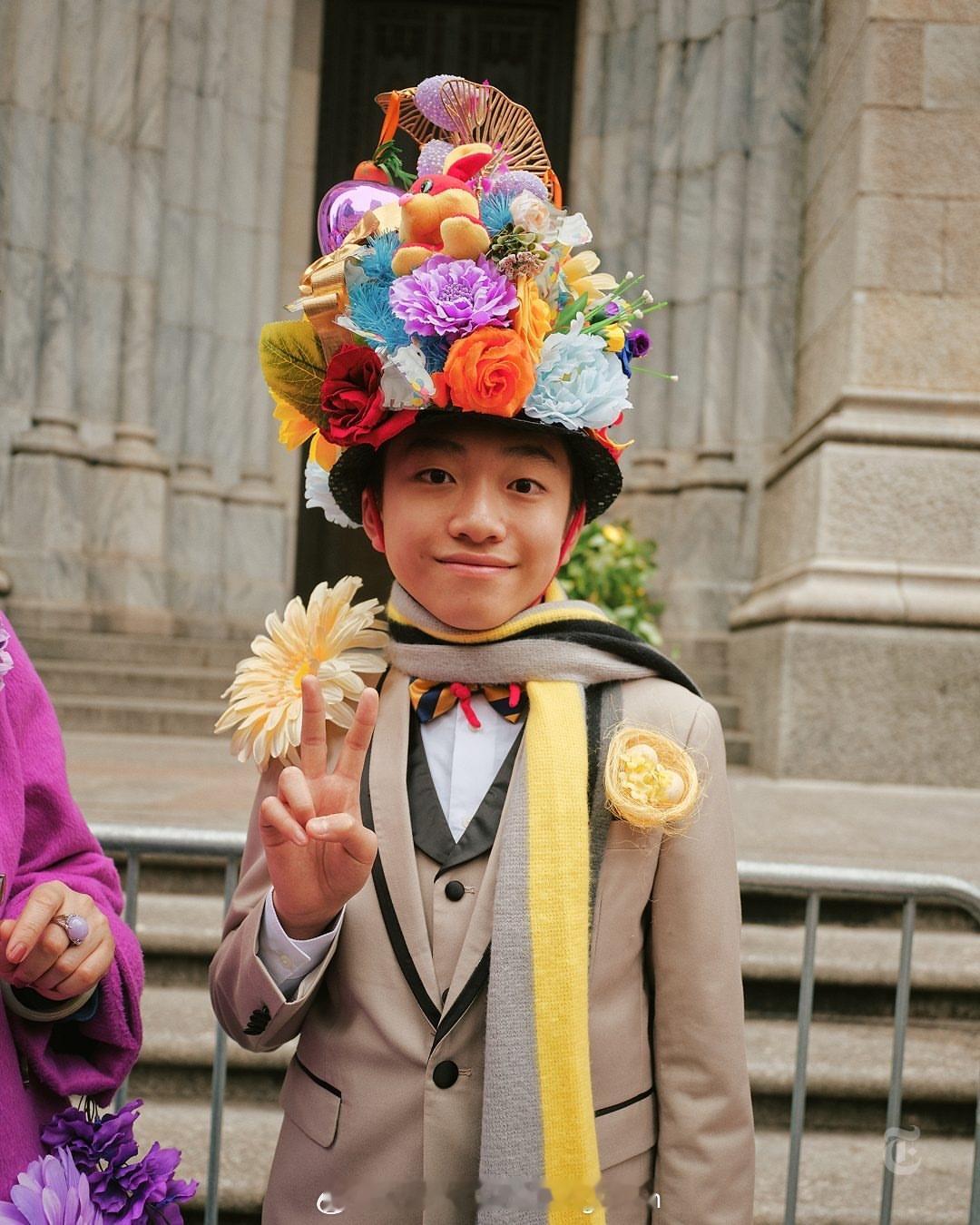 纽约市一年一度的复活节游行与花帽节如期举行，绵绵春雨也挡不住大家头戴丝花、盛装出