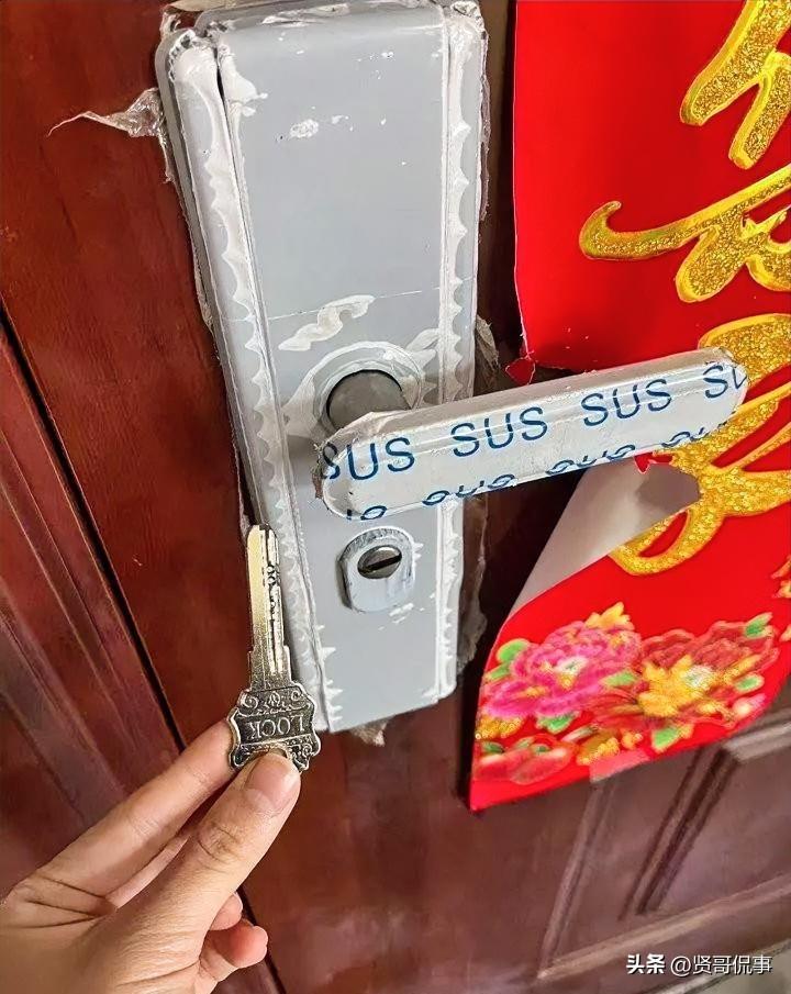 安徽合肥，一女大学生因钥匙落在家里，便在某团平台找了一位师傅上门开锁。谁能想到，