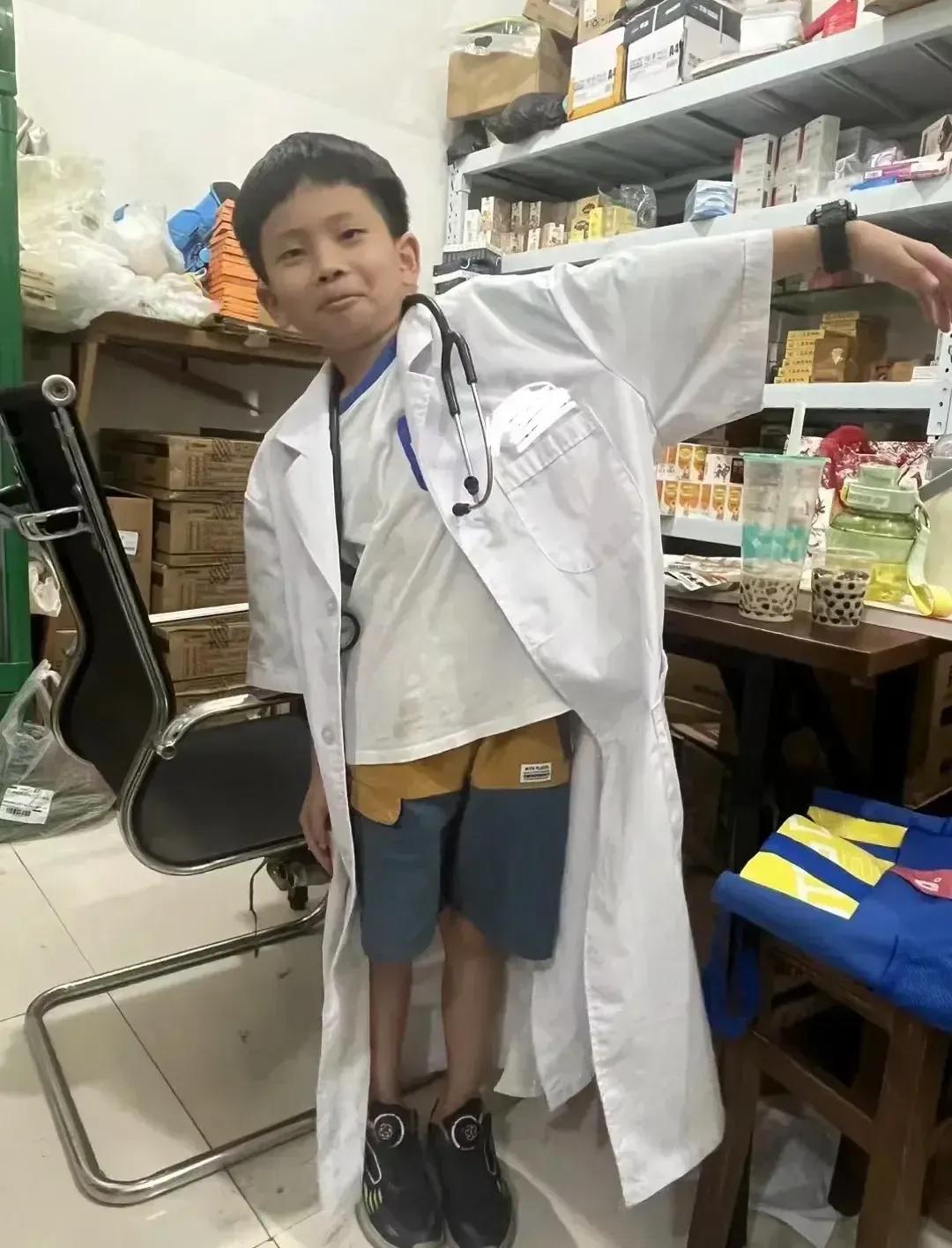 诊所医生的孩子活脱脱一个小张译，连眉眼神态都一模一样。