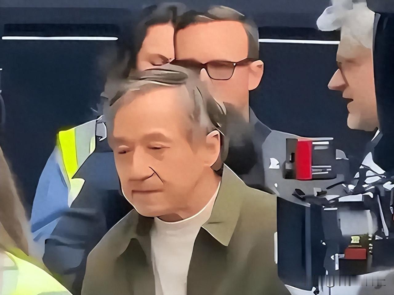 72岁成龙依旧拼命拍戏，儿女境遇悬殊他究竟图什么
 
镜头里的成龙，年过七旬依旧