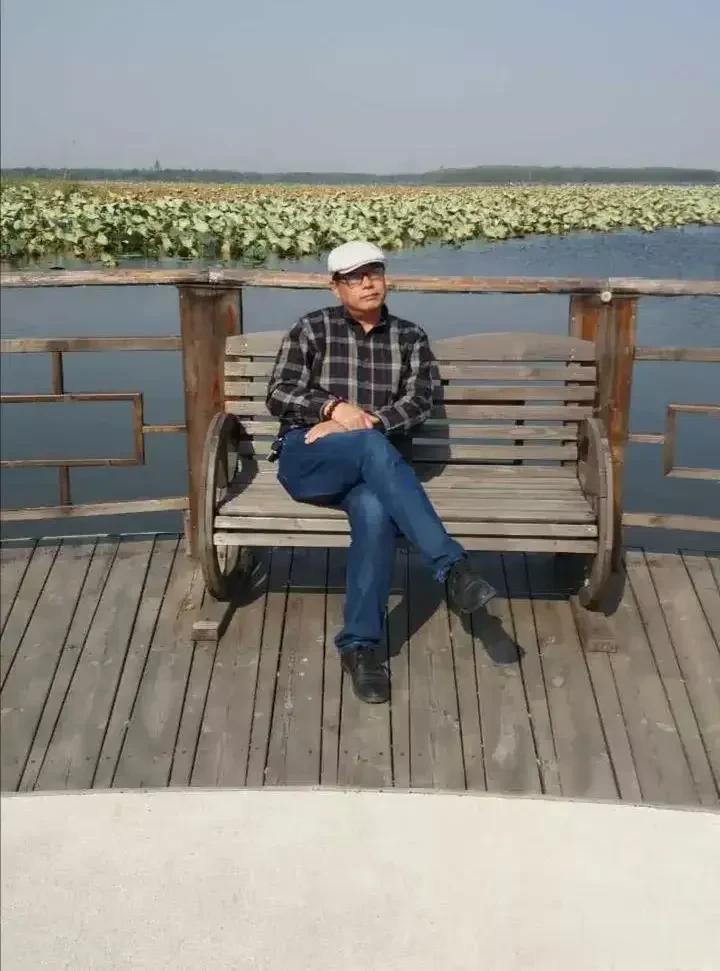 人过七十古来稀，
命运多舛不容易。
如今人生入晚秋，
才懂岁月多珍惜。
四季轮回